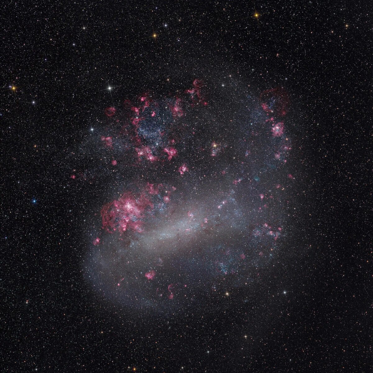 Большое Магелланово Облако — галактика-спутник Млечного Пути, находящаяся на расстоянии около 160 000 световых лет. Новые исследования указывают на то, что в ее центре находится сверхмассивная черная дыра.