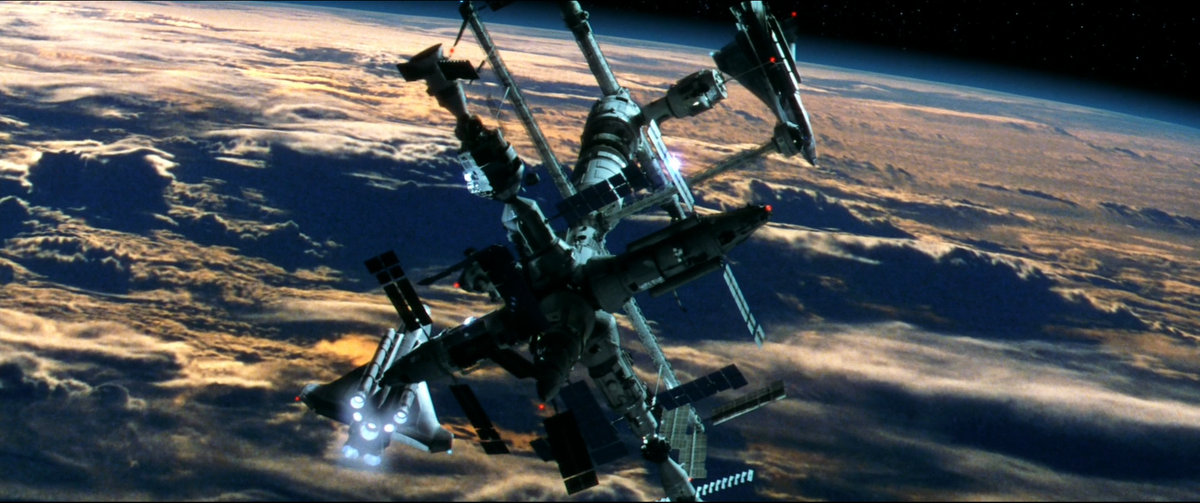 ...шаттлы пристыковываются к станции "Мир" для дозаправки...