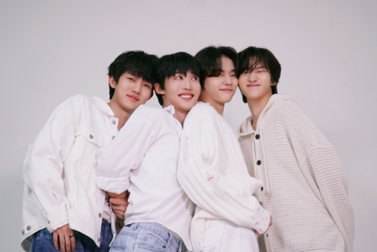 Типичные мальчики-зайчики в белом, пока скучновато