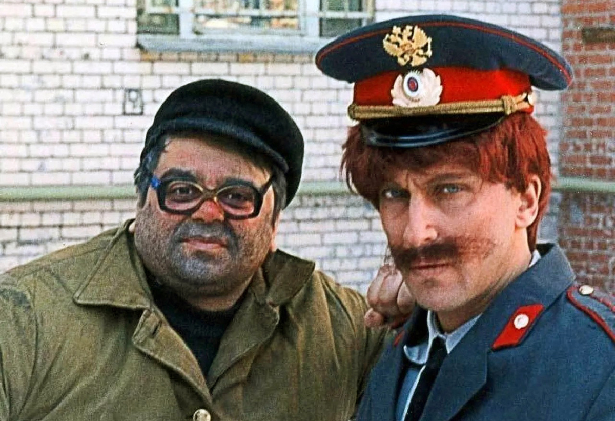 Первый сезон "Осторожно модерн" похож на "Наша Russia". Актеры играли разные образы из народа, второй сезон "Модерна" стал уже ближе к ситкомам