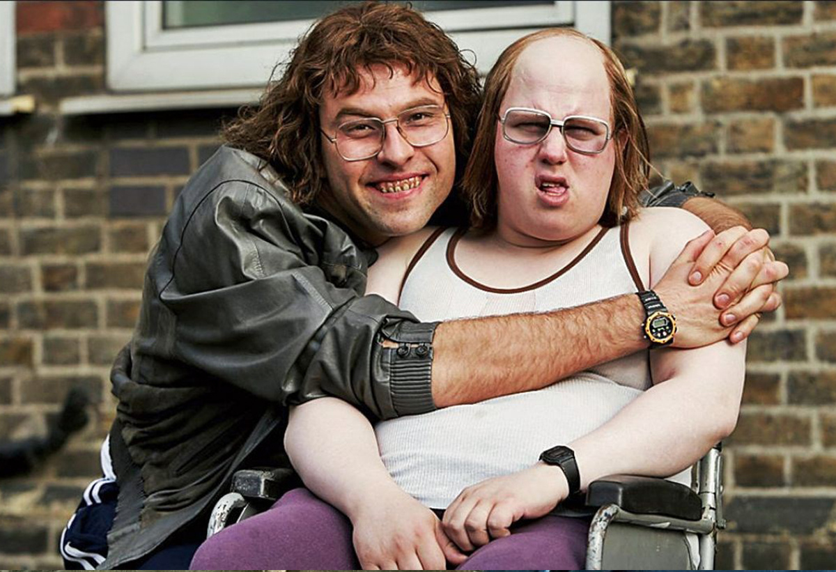 "Маленькая Британия", с которой авторы с ТНТ взяли формат и оформление. Шоу славилось отвязным юмором с добавлением черного юмора, а шутки были смелее чем в "Нашей Раше"