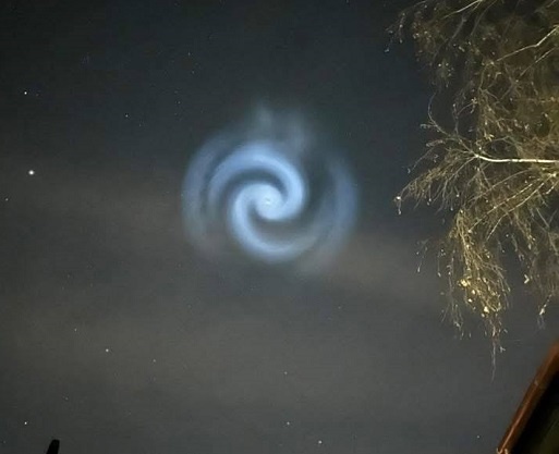    Явление отражает свет по спирали из-за вращения ракеты Spectrum. Такое явление уже наблюдали в 2022 и 2023 годах.