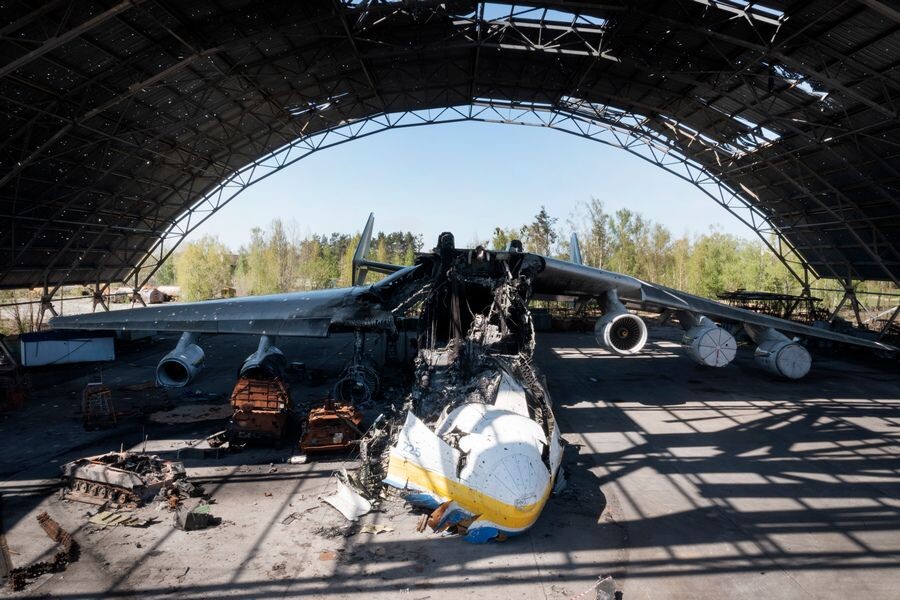    Уничтоженный Ан-225 «Мрия» в аэропорту Антонов / Источник: © Efrem Lukatsky/AP/TASS