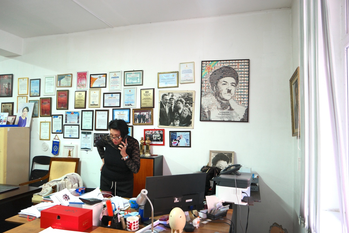    Алуа Байкадамова в своем рабочем кабинете. Рядом - портрет деда, генерала Ивана Панфилова. / Игорь Вирабов