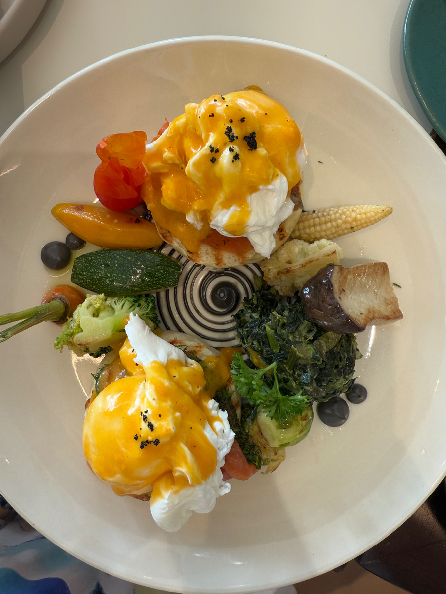 На завтрак обычно мы едим яица с авокадо и овощами и пьем Американо ~ примерно 300 бат на человека