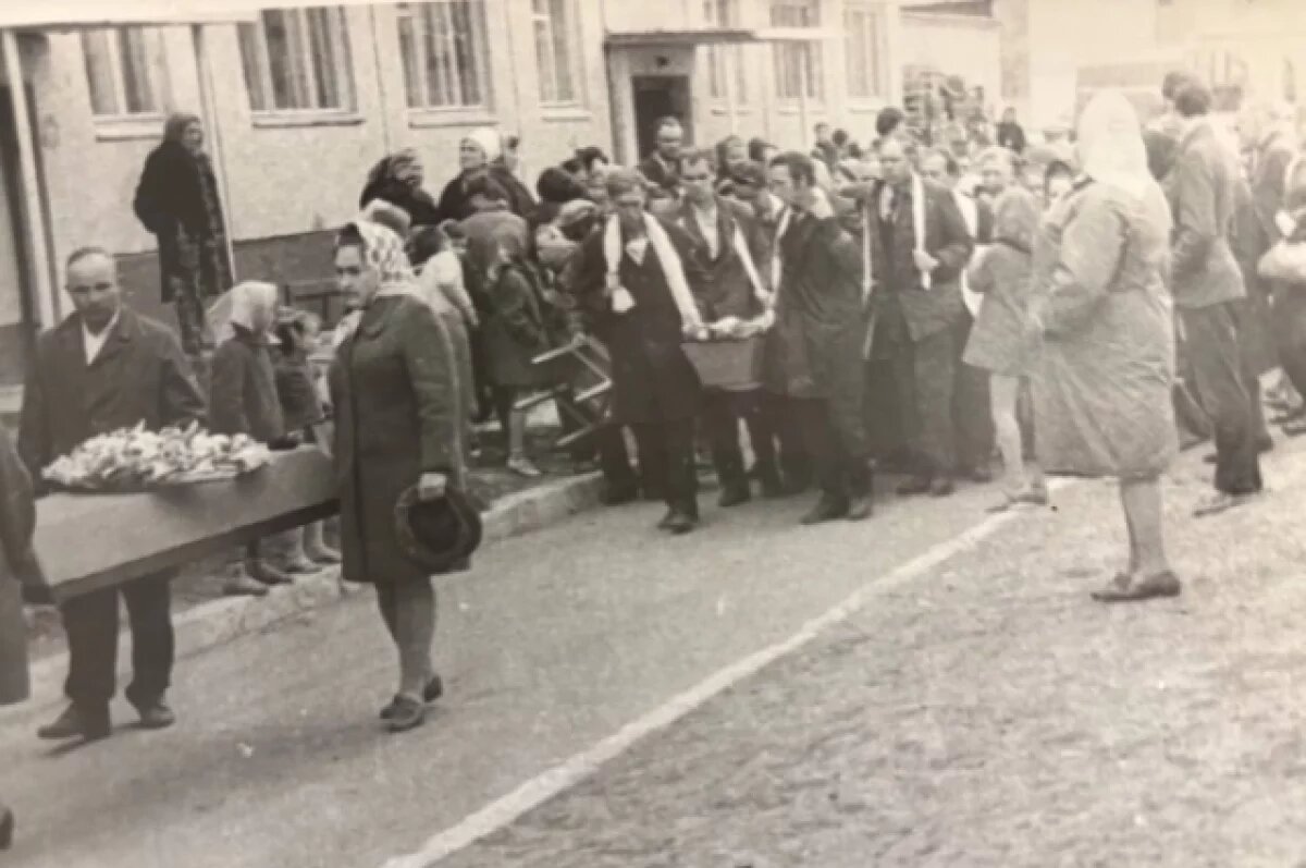    Мрачные кадры с похорон в СССР показали жителям Новосибирска