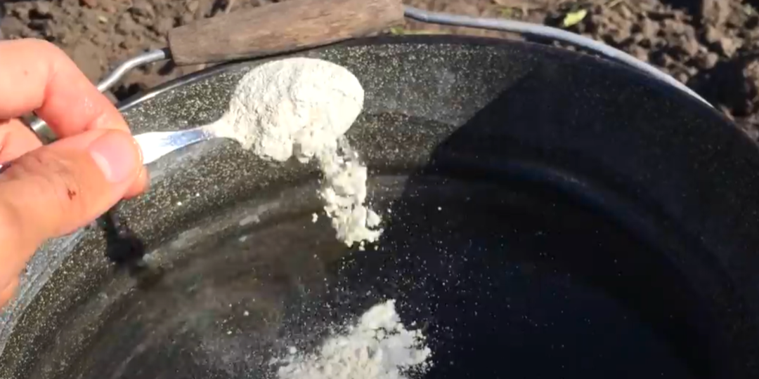 Пролейте весной все грядки для обильного урожая: 1 ложка на ведро и земля как пух