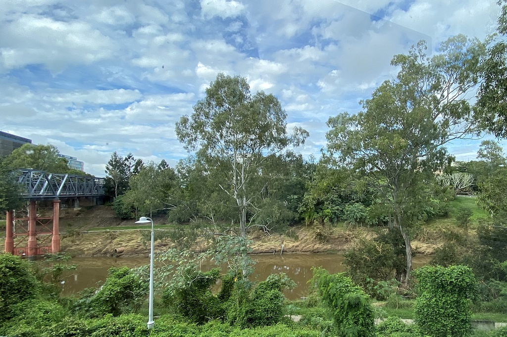 Старый мост и прогулочные дорожки по берекам Брэмер-ривер