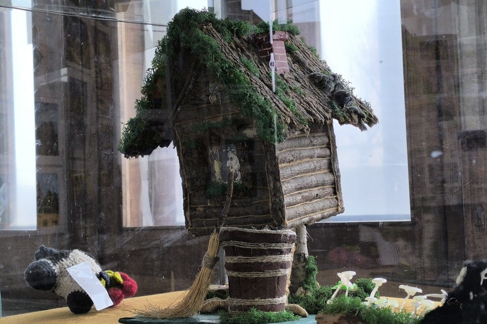    Избушка на курьих ножках от начинающих скульпторов. Фото: Анна Телышева