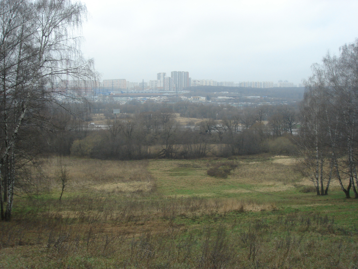 Вид с территории усадьбы на МКАД и долину реки Сходня