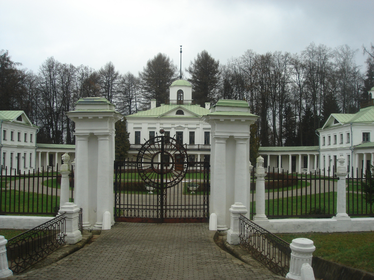 Вход на территорию усадьбы Середниково 2013г.