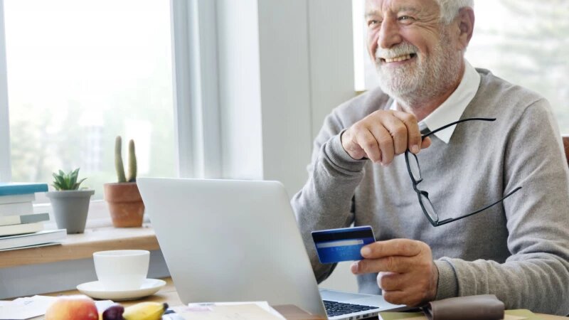     Пожилой мужчина с банковской картой. Фото: ru.freepik.com, автор rawpixel.com.
