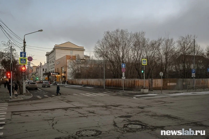 Сейчас участок огорожен забором
