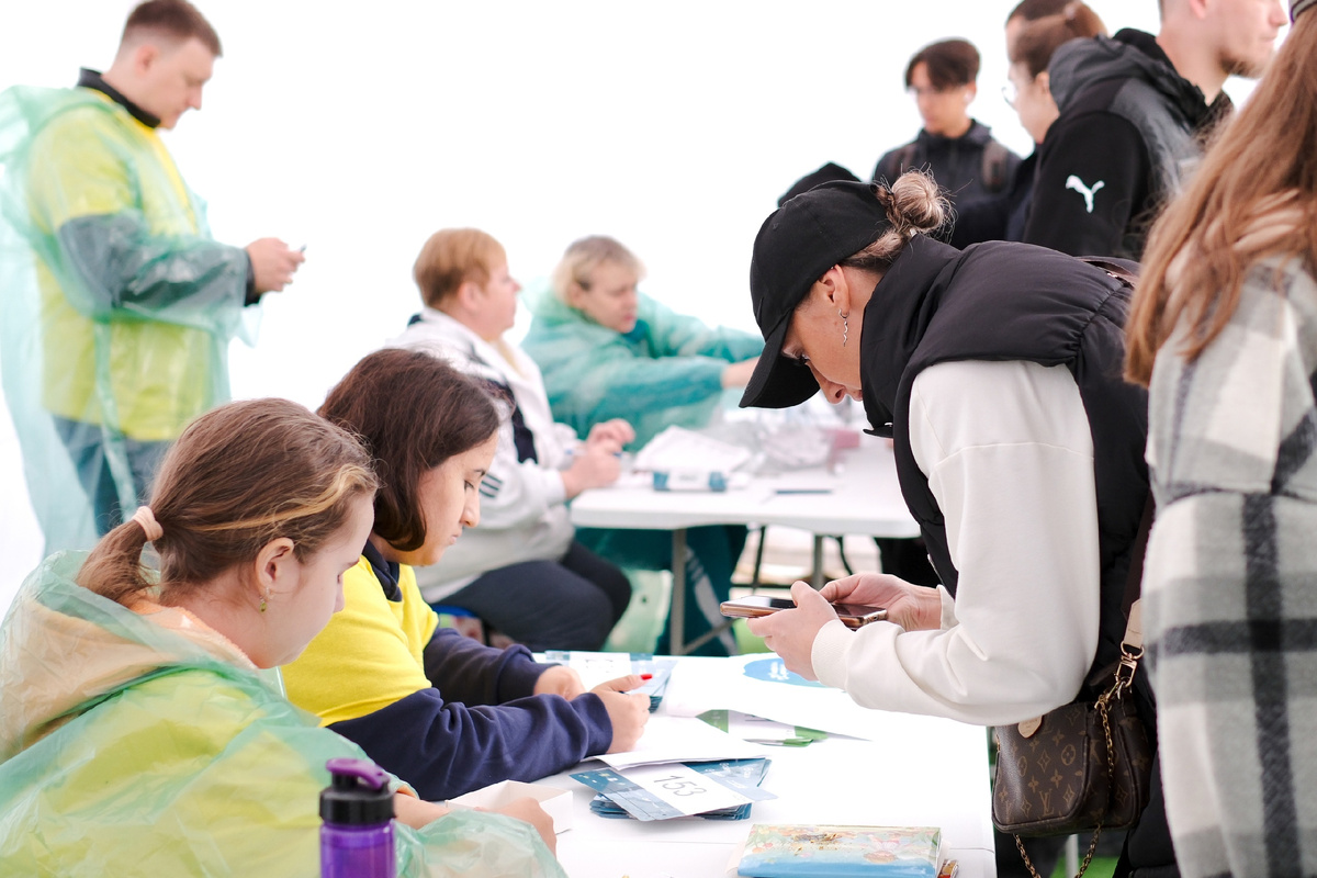 Волонтеры на выдаче номеров