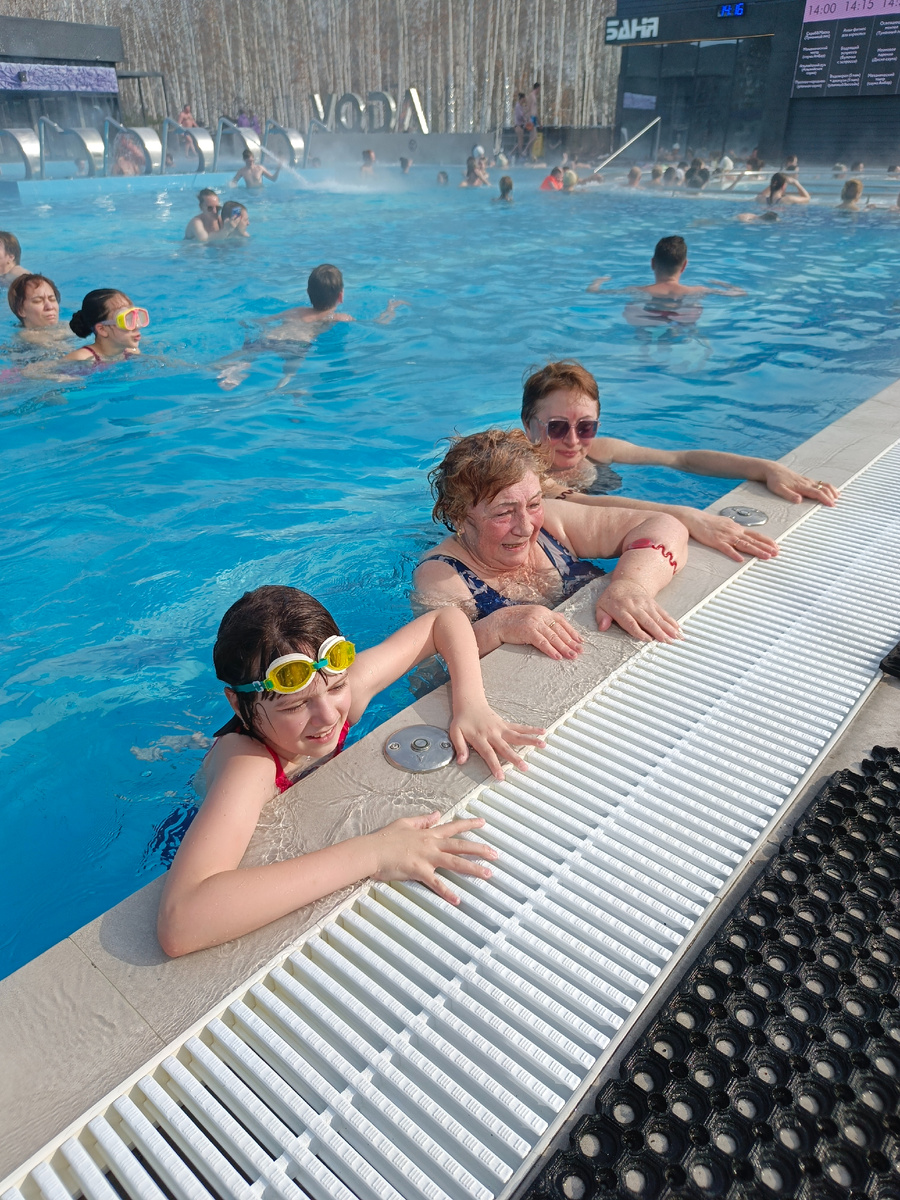 Это бассейн под открытым небом. Март месяц, 6 градусов на улице.