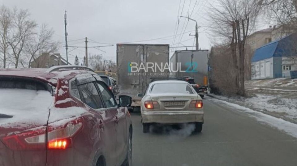    Барнаульцы жалуются на припаркованные фуры. Источник: Barnaul 22