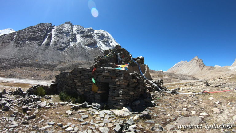 Бонпо Не - каменное сооружение, построенное на огромном мегалите у традиционного истока Брахмапутры/Ярлунг Цангпо, называемое тибетцами Тамчок Кабаб