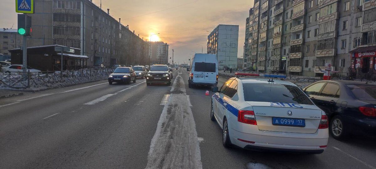 Меньше чем за неделю на регулируемом пешеходном переходе на улице Ангарский бульвар д. № 8 Кызыла произошло два наезда на несовершеннолетних пешеходов)