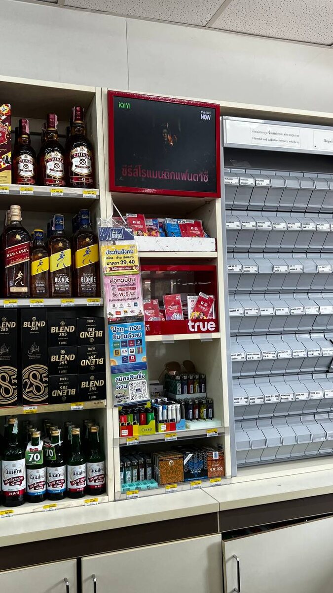 Полка с симками в 7-eleven на кассе магазина