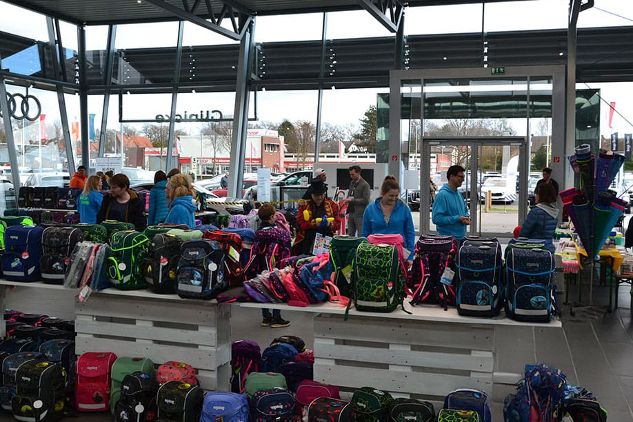 Ранценпати - это не только торговые центры! Ярмарки школьных ранцев проходят в самых неожиданных местах. На этом фото - Ранценпати в помещении автосалона. Похоже, выбирать первый ранец так же волнительно, как и первую машину!