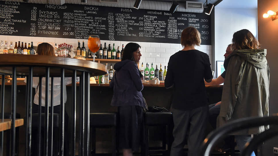 ...«ресторан» должен иметь отдельный вход со стороны проезжей части; зал обслуживания с сидячими местами; отдельные туалетные комнаты для персонала и посетителей; кухню и не менее пяти сотрудников в штате.📷Фото: Александр Коряков / Коммерсантъ