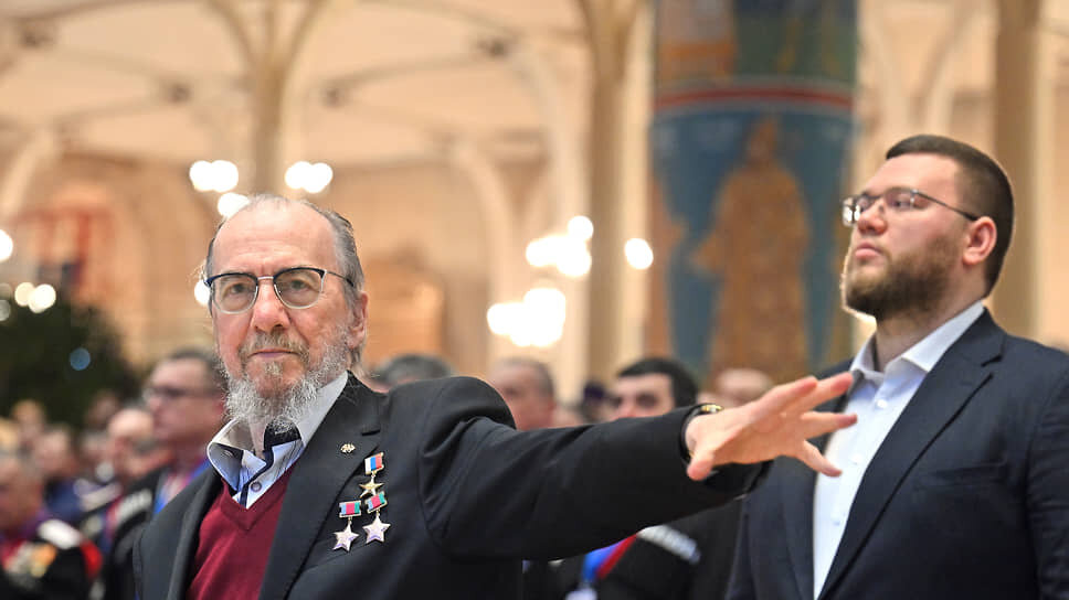 Художественный руководитель Кубанского казачьего хора Виктор Захарченко и первый заместитель гендиректора Кубанского казачьего хора Виктор Захарченко-младший.📷Фото: Дмитрий Лебедев / Коммерсантъ