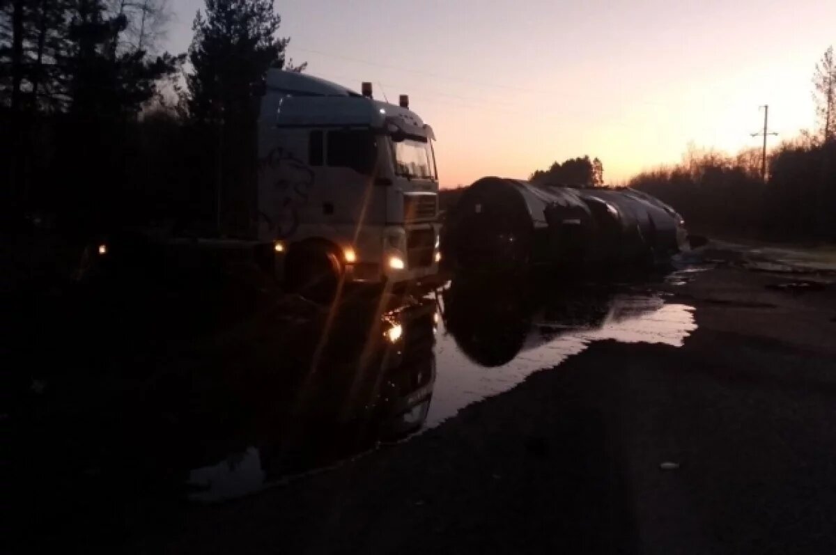    В Удмуртии произошёл разлив топлива из-за опрокинувшегося нефтевоза