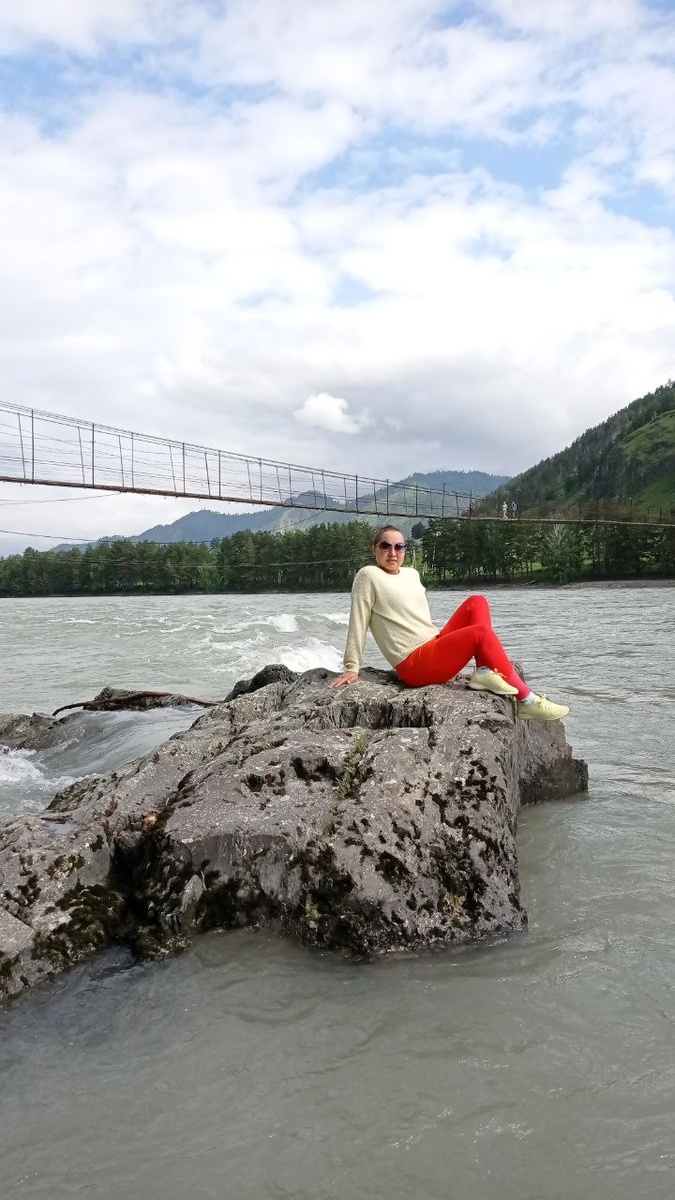 Туристка на фоне моста у села Анос