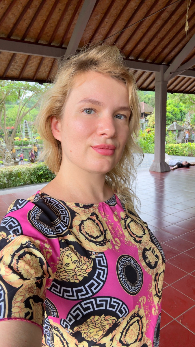 Как сказала одна моя подруга, жена миллионера, классное на тебе платье от Версаче! Видите, как мой халат за 2500р так хорошо смотрится 😂