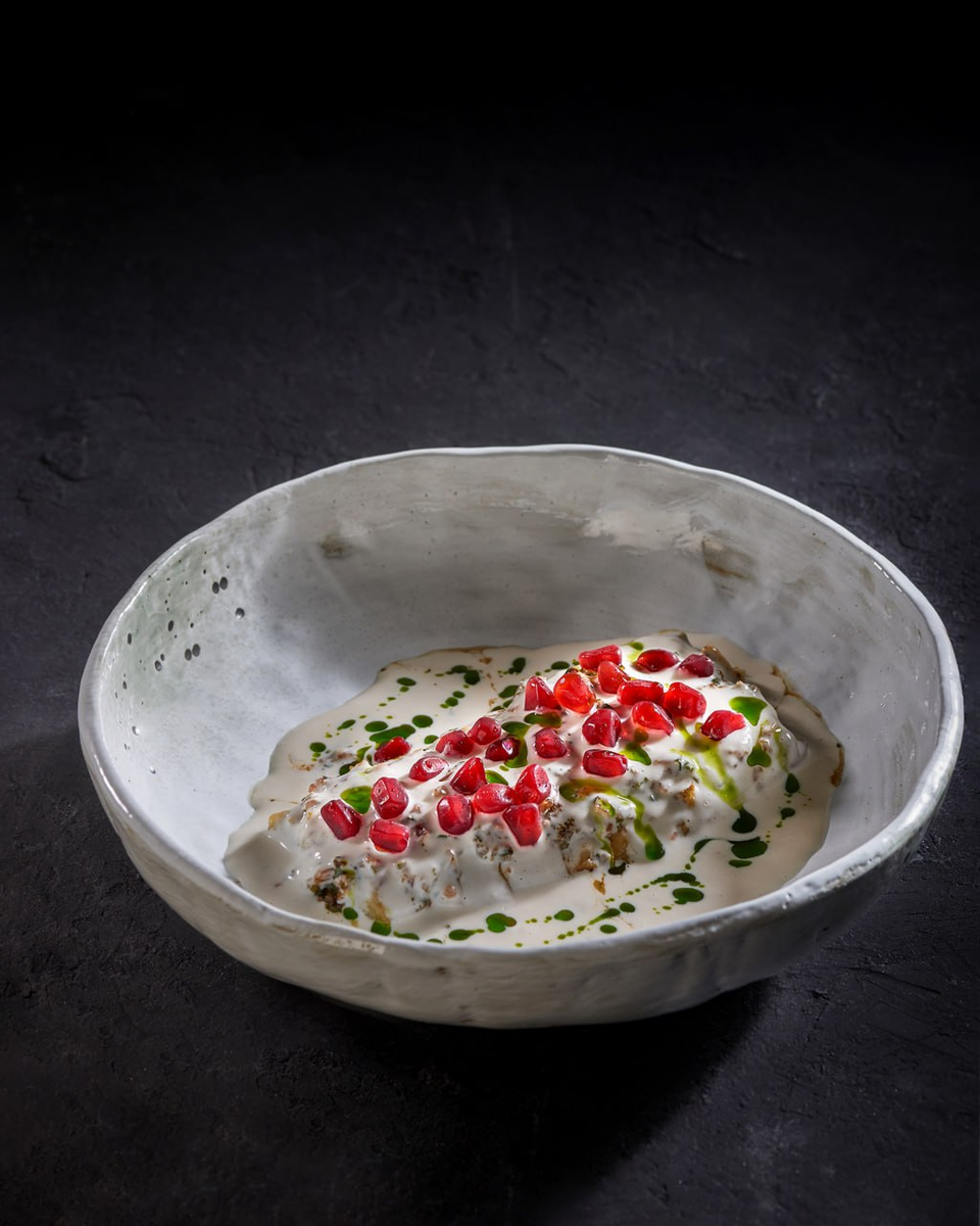 Фото: Запеченный баклажан с миндальным соусом и сальсой с кинзой в Muяrad