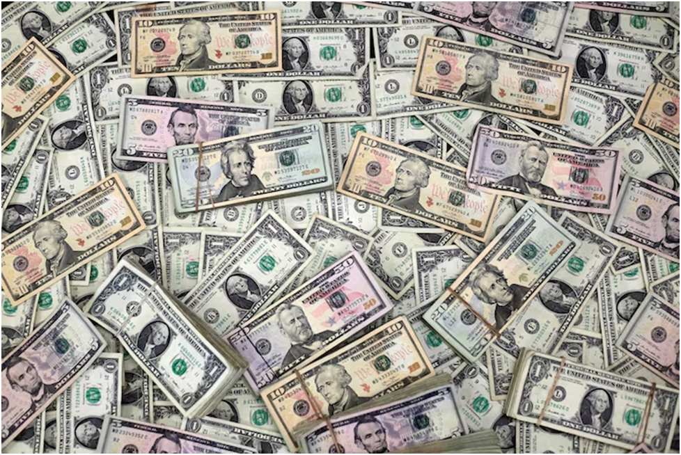 На этой фотографии, сделанной 12 февраля 2018 года, изображены долларовые банкноты США. REUTERS/Хосе Луис Гонсалес/Иллюстрация/Фото