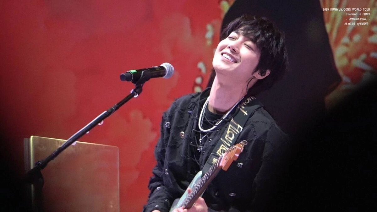 По кадрам всегда можно понять, когда он поет Childlike))