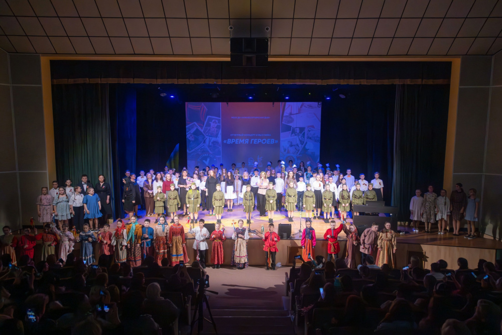    В Нижнесортымском состоялся концерт и выставка «Время героев»