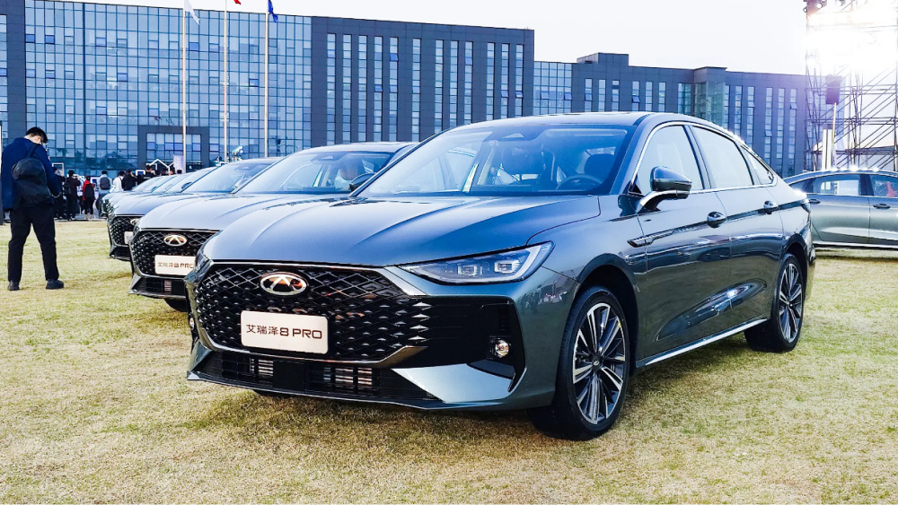 Да, действительно, Chery Arrizo 8 Pro стал доступен для покупателей в Китае, и его стартовая цена была снижена до 103,9 тысячи юаней (примерно 1,2 миллиона рублей). Это снижение цен связано с празднованием 28-го дня рождения компании Chery, что является частью маркетинговой стратегии для привлечения покупателей.
Arrizo 8 Pro представляет собой обновленную версию популярного седана Arrizo 8, который уже завоевал признание среди автолюбителей. Рестайлинг, как правило, включает в себя улучшения в дизайне, технологии и комфорте, что делает новую модель более привлекательной для потребителей.
Если у вас есть дополнительные вопросы о Chery Arrizo 8 Pro или других моделях, не стесняйтесь спрашивать!
