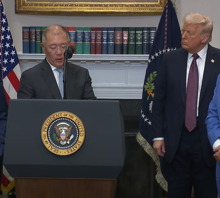 Исполнительный председатель Hyundai Motor Group Чон Ый Сон (слева) объявляет об инвестициях в США в размере $21 млрд вместе с президентом Дональдом Трампом в Белом доме в понедельник (Скриншот с прямой трансляции Белого дома на YouTube)