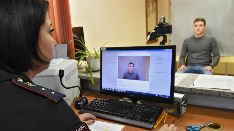 Поменять зарубежные права на российские без экзаменов можно до 1 апреля.📷Фото: Дмитрий Коротаев / Коммерсантъ