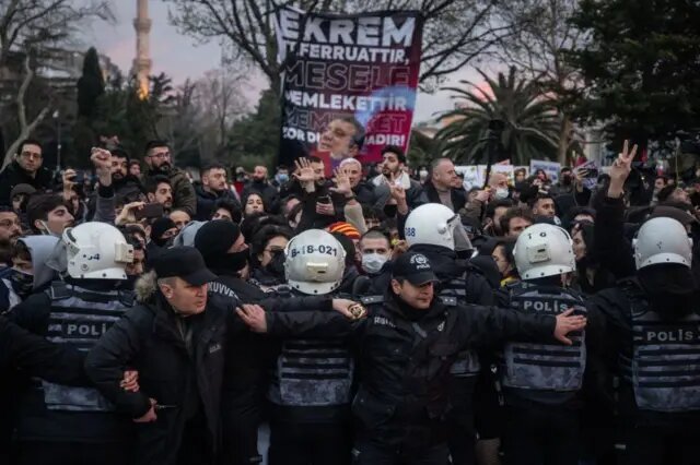 В общей сложности митинги прошли по меньшей мере в 55 из 81 провинции Турции, сообщало AFPАвтор фото,Getty Images