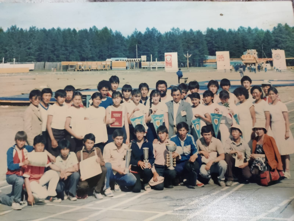 Чурапчинский район выиграл Спартакиаду школьников "Эрэл". 1986 год. Владимир Неустроев сидит шестой справа с кубком. Из архива Сергея Сивцева.