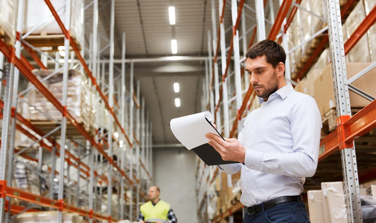 Игорь- владелец компании "ТрансЛогистика"