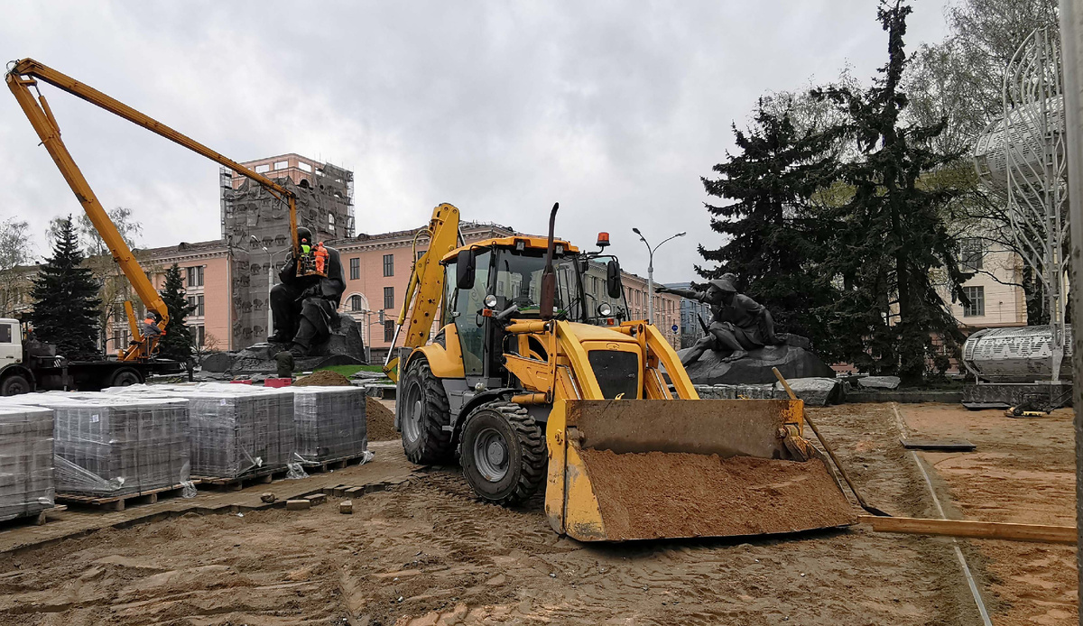 ДЭМ 310 внёс значительный вклад в обновление площади Якуба Коласа в Минске. Благодаря своей манёвренности и высокой производительности экскаватор-погрузчик обеспечил бесперебойное выполнение работ, ускорив процесс ремонта одной из центральных площадей столицы.
ООО «ДОРЭЛЕКТРОМАШ» гордится тем, что его техника выполняет важную роль в развитии инфраструктуры города и вносит вклад в создание современной, удобной и благоустроенной городской среды.