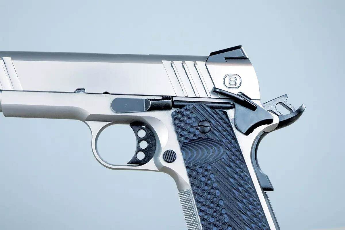 Схема управления B1911 была разработана в 1911 году. Она имеет предохранители для большого пальца с обеих сторон, предохранитель для рукоятки с длинным хвостовиком и запоминающим выступом, а также кнопку извлечения магазина. 