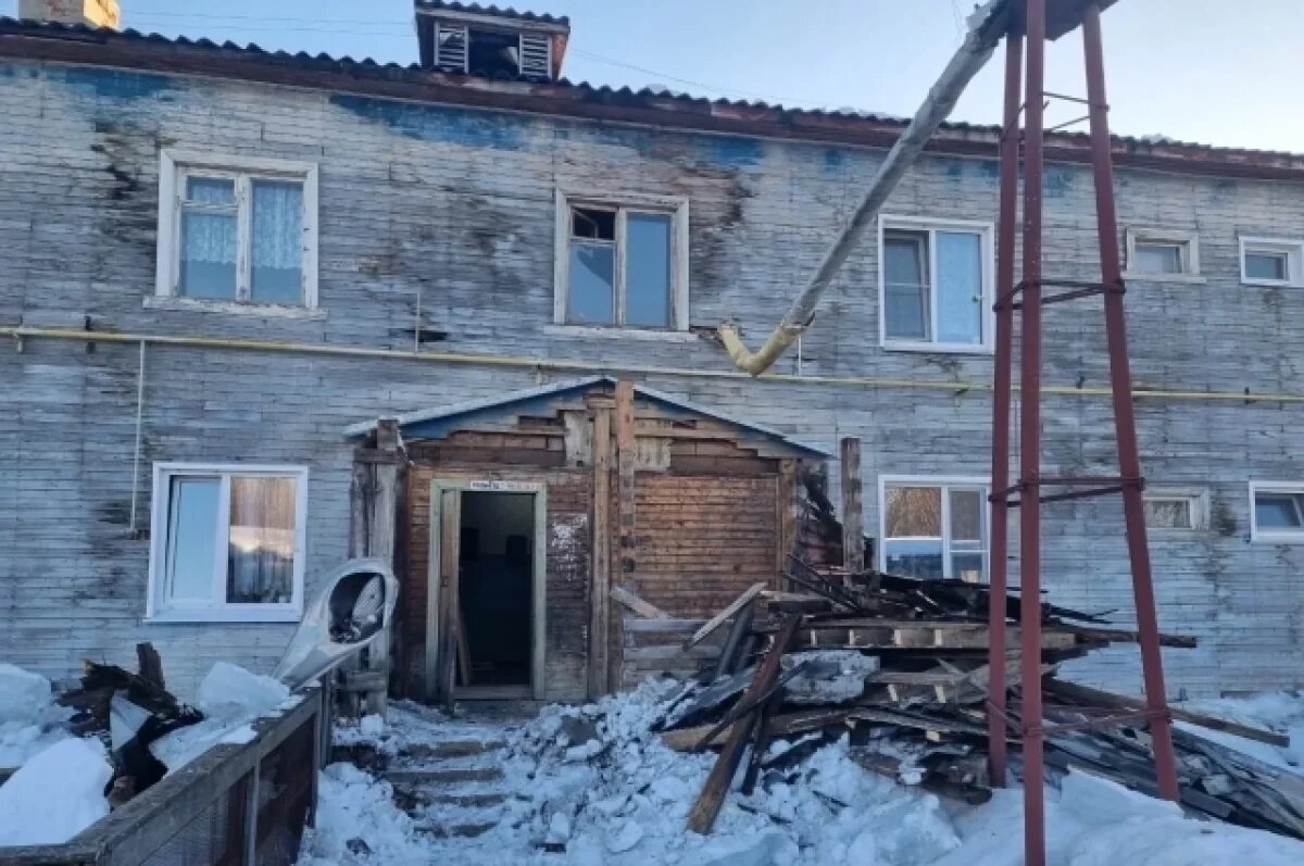    Козырек подъезда дома в Коми снесло «лавиной» из снега и льда