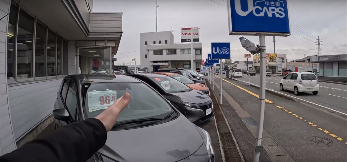 Автосалон Nissan в городе Тояма (Япония), Nissan Aura, Nissan Elgrand. Источник: скриншот из VKвидео канала "Япония Транзит"