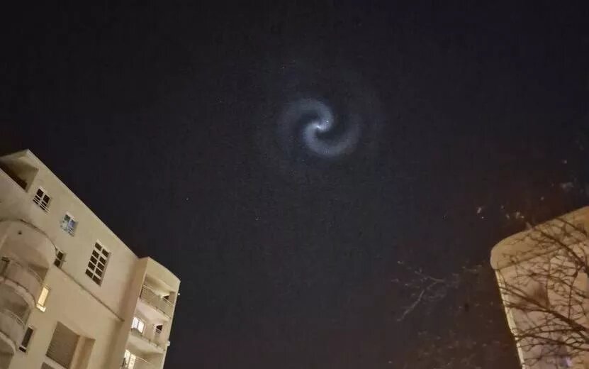    Светящиеся в ночном небе спирали заметили жители России