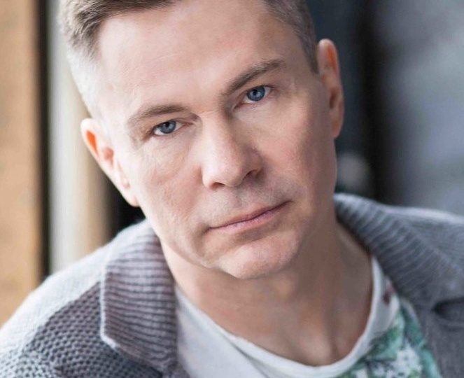 "От скрипки к славе - история актера, покорившего сердца зрителей": Дмитрий Муляр, роли, свадьба в театре и нынешняя жизнь