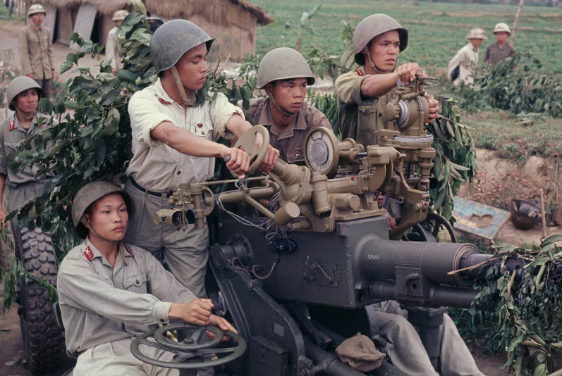 Вьетнамские зенитчики за работой.