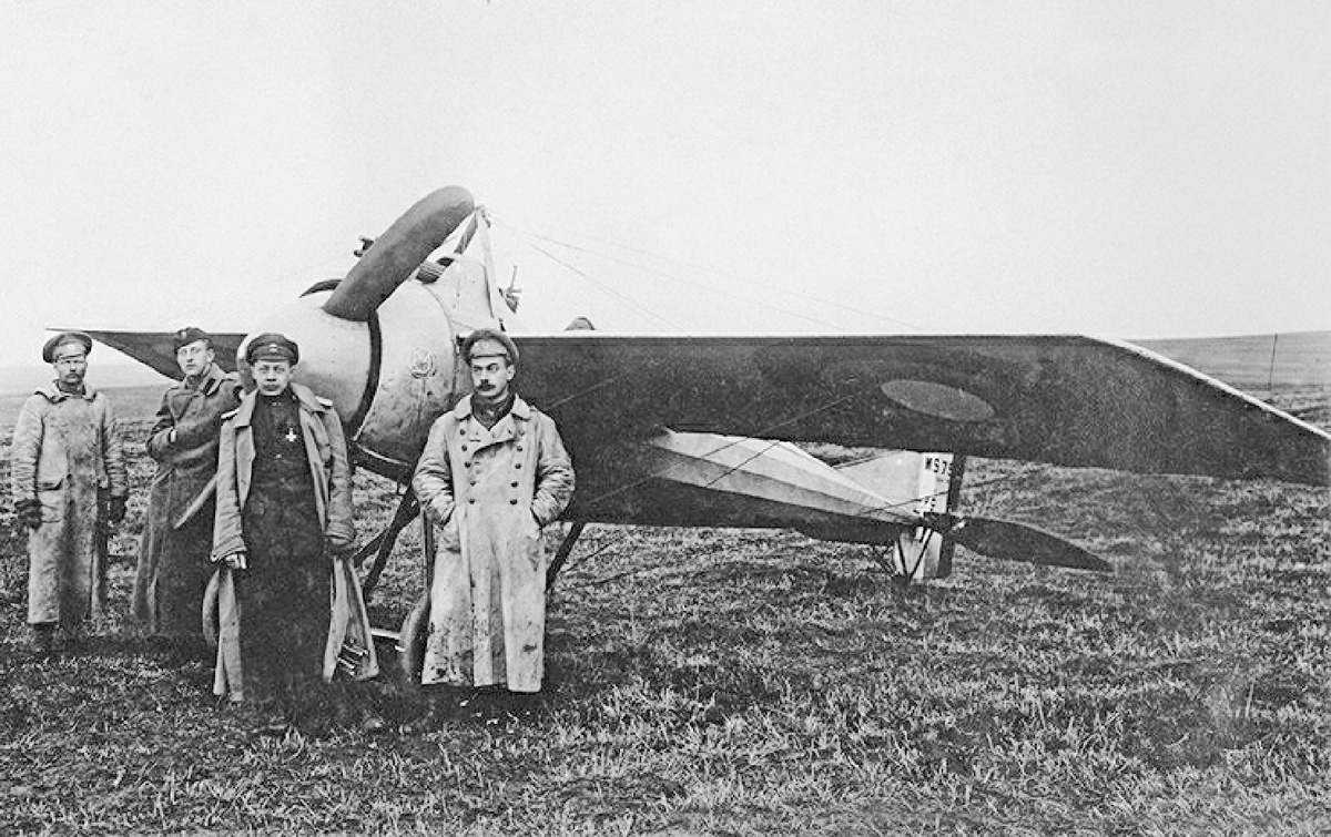 Российские военные фотографируются на фоне истребителя французского производства "Моран-Солнье" тип N из 4-го корпусного авиаотряда. Несколькими днями ранее прапорщик Николай Кокорин одержал на этом самолете свою третью победу, сбив германский разведчик "Альбатрос" C.III. Австро-Венгрия, Галиция, аэродром Викторовка, апрель 1917 года.