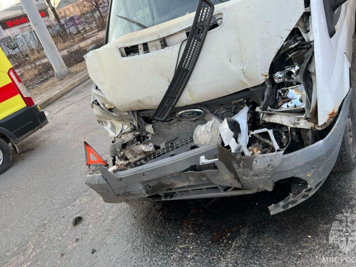    ДТП с участием микроавтобуса и автобуса в Иваново© Фото : МЧС Ивановской области/Еудупкфь