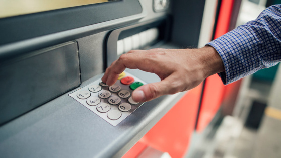    Платежи физлиц из списка террористов и экстремистов будет контролировать Росфинмониторинг ©DGLimages / Shutterstock / Fotodom