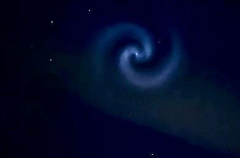    Загадочная спираль в ночном небе на кадрах очевидцев